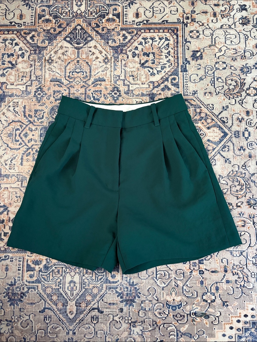 ARITZIA WILFRED | The Effortless Crepette Emerald Green Tailored Shorts 5”